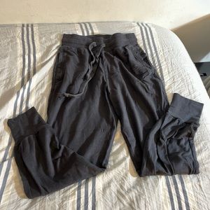 Fabletics dark grey xs joggers barely worn fits size 0-4 best
